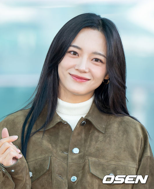 [OSEN=인천공항, 김성락 기자] 14일 오전 배우 김세정이 인천국제공항을 통해 프랑스 파리로 출국했다. 김세정은 롱샴 캠페인 촬영 스케줄을 소화할 예정이다. 배우 김세정이 출국장으로 향하고 있다. 2025.02.14 / ksl0919@osen.co.kr