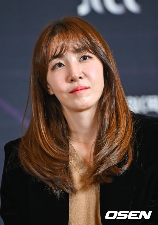 [OSEN=박준형 기자] 26일 오전 서울 상암동 중소기업DMC타워에서 JTBC 새 예능프로그램 '싱어게인 시즌3-무명가수전'(이하 '싱어게인3) 제작발표회가 진행됐다.작사가 김이나가 질문을 듣고 있다.  2023.10.26  / soul1014@osen.co.kr