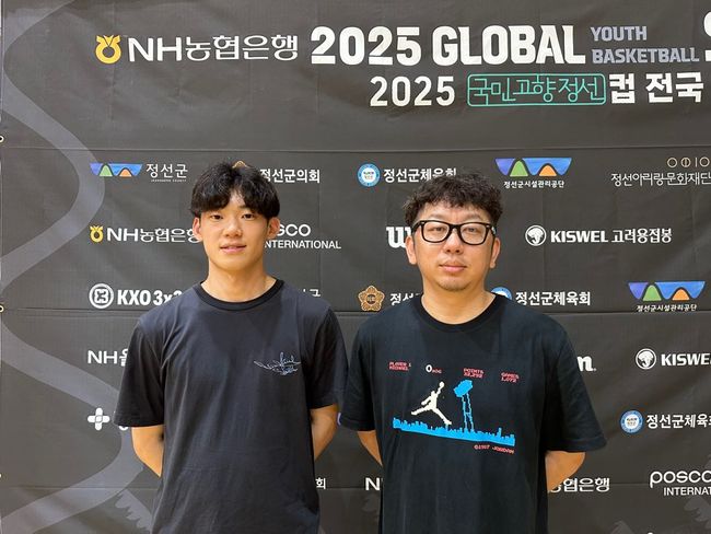 [사진] 이와쿠라 사사키 ��스케 코치와 오사카 겐 코치