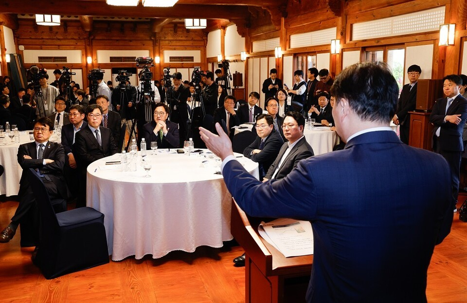 지난 4월 서울 여의도 국회 사랑재에서 열린 국회 싱크탱크 미래산업포럼 발족식에서 ‘최근 한국경제의 도전과제와대응방향’을 주제로 기조연설 중인 최태원 대한상의 회장. [중앙포토]