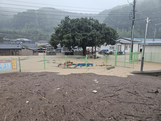 19일 내린 집중 호우로 합천군 대양면 대목마을이 침수되고 있다. 뉴스1