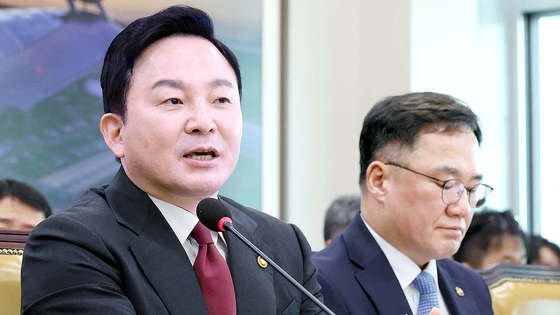 2023년 10월 10일 원희룡 당시 국토교통부 장관이 서울 여의도 국회에서 열린 국토교통위원회 국정감사에서 의원들의 질의에 답변하고 있다. 뉴스1