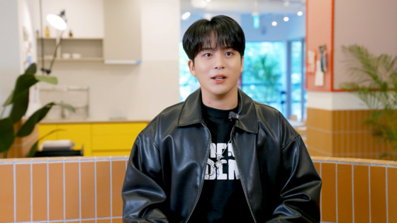 '뭘 먹고 자랐길래' 촬영 중인 에이티즈 종호. 그는 평소 물을 자주 많이 마시는 등 목을 관리하는 행동을 습관화했다. 사진 유튜브 채널 지글지글클럽 캡처 