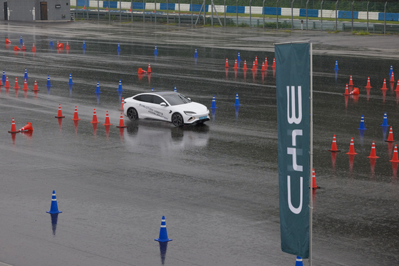 BYD 씰이 경기 용인 에버랜드스피드웨이에서 조향성능을 테스트하기 위한 '짐카나(Gymkhana)' 테스트를 하고 있다. 사진 BYD