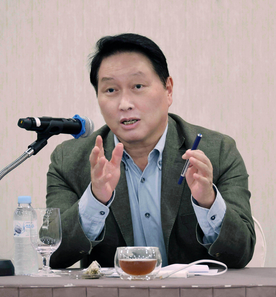 최태원 대한상공회의소 회장 겸 SK 회장이 17일 경주 힐튼호텔에서 열린 기자간담회에서 발언하고 있다. 대한상의 제공