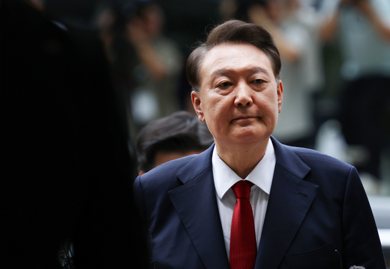 윤석열 전 대통령이 지난 9일 서울 서초구 서울중앙지법에서 열린 영장실질심사에 취재진의 질문을 받으며 출석하고 있다. 연합뉴스