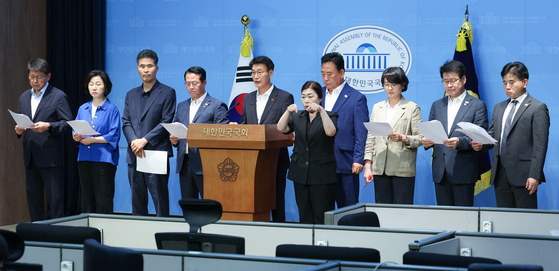 국회 농림축산식품해양수산위원회 어기구 위원장, 이원택 간사를 비롯한 더불어민주당 의원들이 15일 서울 여의도 국회 소통관에서 미국과의 관세협상 관련 정부를 향해 우리 농업을 지키겠다는 입장을 분명히 밝혀야 한다며 공동성명서를 발표하고 있다. 뉴스1