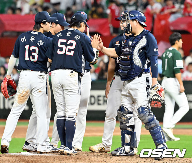 [OSEN=인천, 민경훈 기자] 19일 인천 SSG랜더스필드에서 ‘2025 신한 SOL Bank KBO리그’ SSG 랜더스와 두산 베어스의 경기가 열렸다. 이 경기에서 두산은 김재환 김동준 오명진의 홈런에 힘입어 SSG에 5-0 완승을 거뒀다. 두산 선발 콜어빈은 5이닝 무실점을 기록하며 시즌 7승(7패)에 성공했다. 경기를 마치고 두산 선수들이 마운드 위에서 하이파이브를 하고 있다. 2025.07.19 /rumi@osen.co.kr