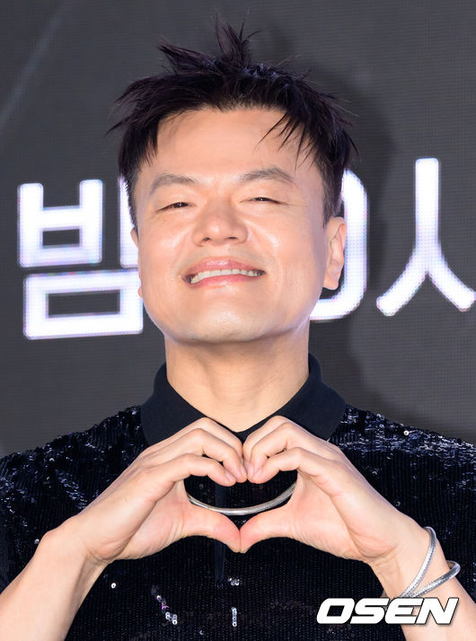 [OSEN=이대선 기자] 27일 오전 서울 강남구 SJ쿤스트할레에서 Mnet ‘월드 오브 스트릿 우먼 파이터’ 제작발표회가 열렸다.‘월드 오브 스우파’는 Mnet 메가 히트작 ‘스트릿 우먼 파이터’의 세 번째 시즌으로, 한국을 포함해 뉴질랜드, 미국, 일본, 호주까지 총 5개국 국가대항전으로 시청자들을 만날 예정이다. Mnet ‘월드 오브 스우파’는 오는 5월 27일(화) 오후10시 첫 방송된다. 박진영이 포토타임을 가지고 있다. 2025.05.27 /sunday@osen.co.kr