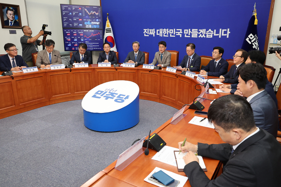 더불어민주당 진성준 정책위의장이 지난달 30일 서울 여의도 국회에서 상법 개정안 추진과 관련해 경제계 의견을 수렴하기 위해 경제6단체 부회장단과 간담회를 하고 있다. 연합뉴스