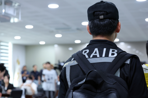 19일 오후 전남 무안국제공항 관리동 3층에 대회의실에서 당초 예정됐던 12·29 제주항공 여객기 참사 엔진 정밀조사 결과 브리핑이 취소되자 항공철도사고조사위원회 관계자들이 브리핑장을 벗어나고 있다. 연합뉴스