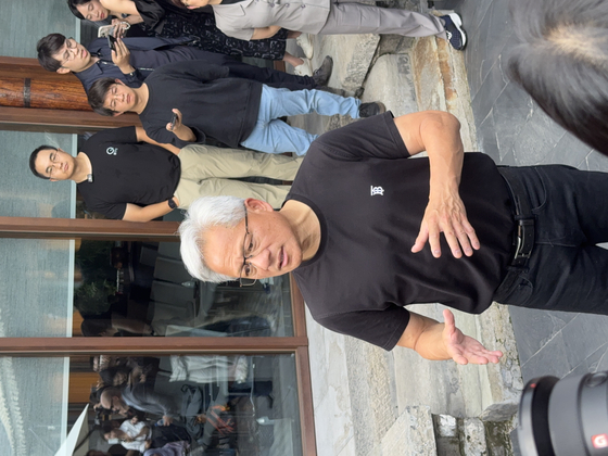 지난 16일 베이징의 전통가옥 사합원 스타일의 만다린 오리엔탈 호텔에서 젠슨 황 엔비디아 최고경영자가 기자회견을 갖고 자신의 인공지능 및 중국 시장 전망을 밝히고 있다. 신경진 특파원