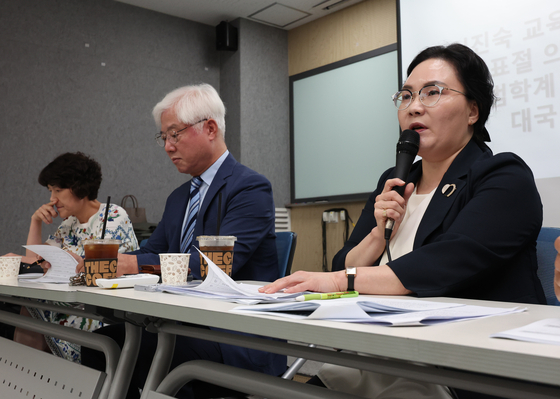 김경한 전국사학민주회교수노조 위원장이 지난 14일 오후 서울 용산구 비앤디파트너스 서울역점 강당에서 열린 이진숙 교육부 장관 후보자 논문표절 의혹 검증을 위한 범학계 국민검증단 대국민 보고회에서 발언하고 있다. 뉴시스