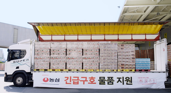 농심이 이머전시 푸드팩 사업으로 중부권 집중 호우지역에 구호품을 지원하고 있는 모습. 사진 농심