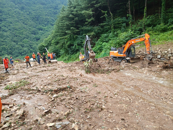 20일 경기 가평군 북면 제령리에서 산사태에 매몰된 실종자 구조작업이 벌어지고 있다. 가평=전익진 기자