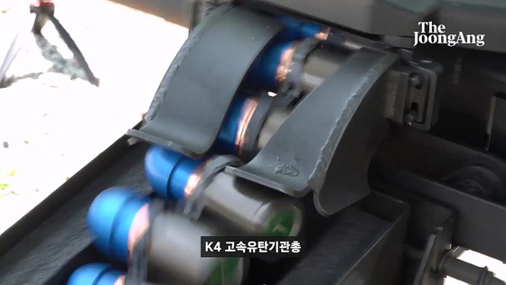 K4 고속유탄기관총은 급탄식 기관총처럼 유탄을 장전한다. 화면에 보이는 유탄은 연습탄이다. 화면 캡처