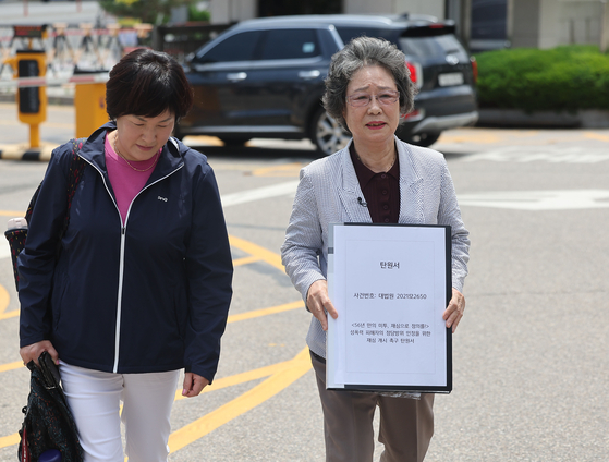 1964년 성폭력에 대항하는 과정에서 '고의에 의한 상해'로 구속 수사 및 유죄 판결을 받은 최말자씨가 지난 2023년 5월 31일 서울 서초구 대법원 앞에서 정당방위 인정을 위한 재심 개시 촉구 탄원서를 제출하기 위해 이동하고 있다. 연합뉴스