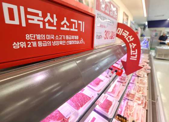 15일 서울 시내 한 대형마트에 미국산 소고기가 진열돼 있다. 미국은 한미 관세 협상 농산물 분야에서 30개월 이상 소고기 수입 제한 해제, 미국산 쌀 구입 할당 확대 등을 요구하는 것으로 알려져 농업인단체의 반발 움직임이 거세지고 있다. 연합뉴스,