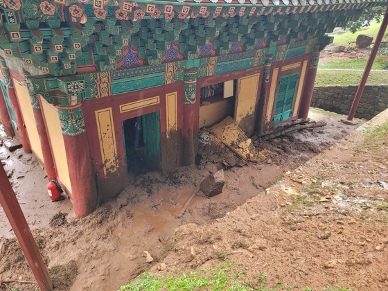 지난 19일 폭우에 의한 산사태로 보물 '산청 율곡사 대웅전' 건물이 파손된 모습. 사진 국가유산청