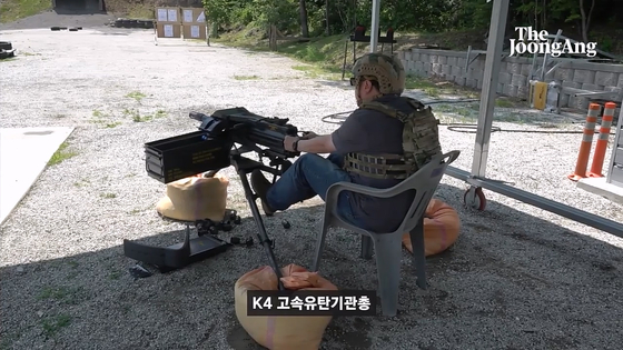 최현호씨가 K4 고속유탄기관총을 쏘고 있다.  화면 캡처