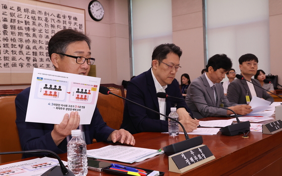 지난 11일 국회 법제사법위원회 법안심사제1소위원회에서 열린 상법 추가 개정을 위한 공청회에서 정우용 한국상장회사협의회 정책부회장이 진술하고 있다.   왼쪽부터 정 부회장, 김우찬 고려대 교수, 최준선 성균관대 법학전문대학원 명예교수, 윤태준 주주행동플랫폼 액트 연구소장. 연합뉴스