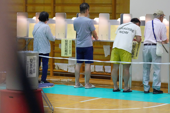 20일 도쿄의 한 투표소에서 참의원 선거 투표 중인 일본 유권자들. AP=연합뉴스