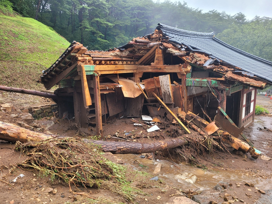 지난 19일 폭우에 의한 산사태로 보물 '산청 율곡사 대웅전' 인근 건물이 무너진 모습. 사진 국가유산청