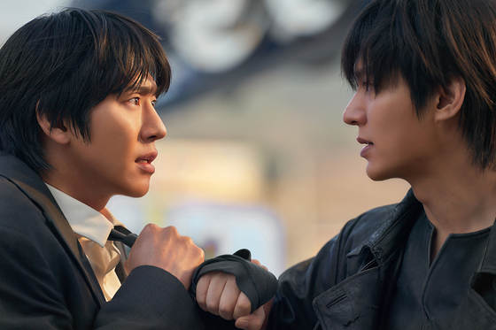 영화 '전지적 독자 시점'의 주인공 김독자(안효섭, 왼쪽)의 목표는 소설 속 주인공 유중혁(이민호, 오른쪽) 등 동료들과 힘을 합쳐, 소설의 결말을 바꾸는 것이다. 사진 롯데엔터테인먼트            