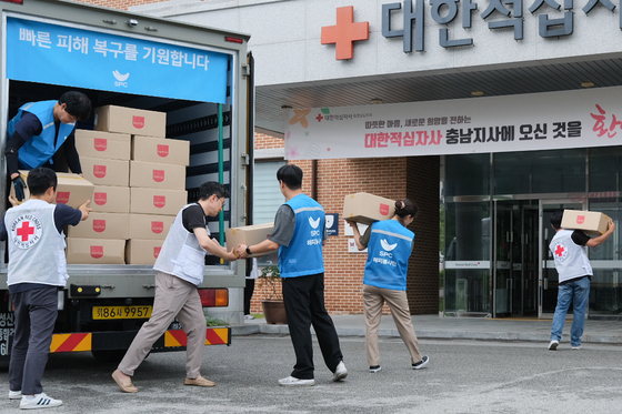 지난 18일 대한적십자사 충남지사에서 SPC그룹 해피봉사단 직원들이 수해 이재민들을 위한 구호물품을 전달하고 있다. 사진 SPC그룹