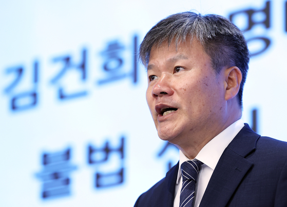 윤석열 전 대통령 부인 김건희 여사와 관련한 각종 의혹 사건을 수사하는 민중기 특별검사팀 문홍주 특검보가 지난 9일 오후 서울 종로구 KT광화문빌딩에서 정례 브리핑을 하고 있다. 뉴스1