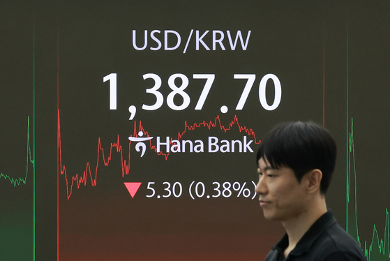 서울 중구 하나은행 본점 딜링룸에서 딜러가 업무를 보고 있다. 연합뉴스