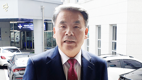  이종섭 전 국방부 장관이 지난해 9월 3일 서울 용산구 국방부 중앙군사법원에서 열린 박정훈 전 해병대 수사단장 항명 혐의 7차 공판에 증인으로 출석하며 취재진 질문에 답하고 있다. 연합뉴스