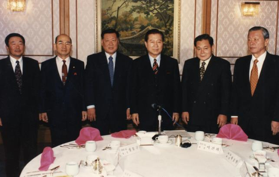 1998년 1월 13일 김대중 당선인과 4대 그룹 총수의 첫 상견례 자리. 왼쪽부터 구본무 LG 회장, 박태준 자민련 총재, 정몽구 현대 회장, 김 당선인, 이건희 삼성 회장, 최종현 SK 회장. [중앙포토]