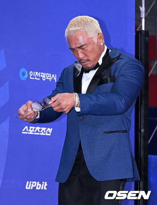 자동차 안팎의 온도차 ��문에 김서린 안경