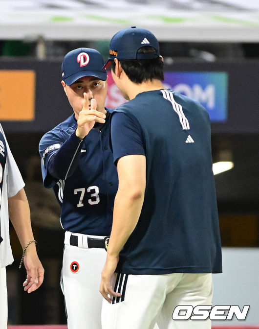 [OSEN=인천, 김성락 기자] 프로야구 두산 베어스가 3연승을 질주했다.두산은 20일 인천 SSG랜더스필드에서 열린 ‘2025 신한은행 SOL Bank KBO리그’ SSG 랜더스와의 경기에서 2-1 역전승을 거뒀다.경기 종료 후 조성환 감독대행, 곽빈이 기쁨을 나누고 있다. 2025.07.20 / ksl0919@osen.co.kr