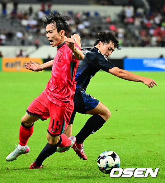 [OSEN=용인, 지형준 기자] 홍명보 감독이 이끄는 남자축구대표팀이 15일 오후 용인 미르스타디움에서 2025 동아시아축구연맹(EAFF) E-1 챔피언십(동아시안컵) 3차전 일본과 경기를 가졌다.한국은 1차전서 중국을 3-0, 2차전서 홍콩을 2-0으로 완파했다. 하지만 일본이 1차전서 홍콩을 6-1, 2차전서 중국을 2-0으로 이겼다. 골득실 +7의 일본이 +5의 한국을 누르고 조 선두인 상황이다. 나란히 2승을 거둔 한국과 일본은 대회 우승컵을 놓고 격돌한다.전반 한국 김문환이 일본 소마에 밀려 넘어지고 있다. 2025.07.15 / jpnews@osen.co.kr