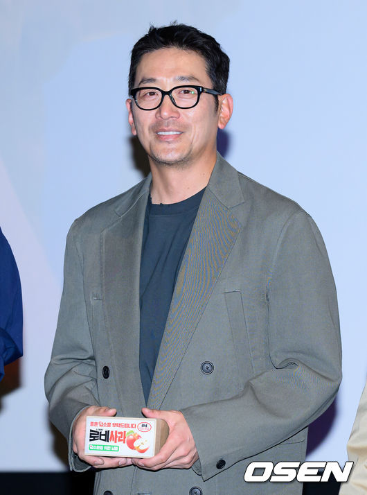 [OSEN=이대선 기자] 5일 오후 서울 CGV용산아이파크몰에서 영화 '로비' 무대인사가 진행됐다.영화 '로비'는 연구밖에 모르던 스타트업 대표 창욱(하정우)이 4조 원의 국책사업을 따내기 위해 인생 첫 로비 골프를 시작하는 이야기다.배우 하정우가 무대인사를 하고 있다. 2025.04.05 /sunday@osen.co.kr