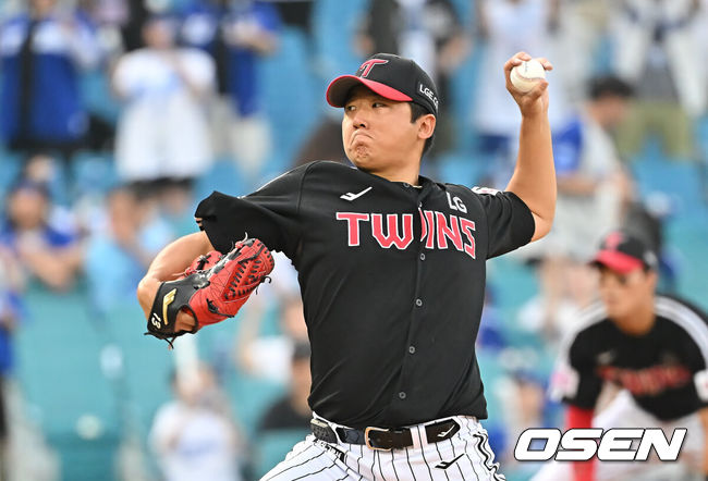 [OSEN=대구, 이석우 기자] 4일 대구삼성라이온즈파크에서 2025 신한 SOL 뱅크 KBO 리그 삼성 라이온즈와 LG 트윈스의 경기가 열렸다. 홈팀 삼성은 이승현이, 방문팀 LG는 송승기가 선발 출전했다. LG 트윈스 선발 투수 송승기가 역투하고 있다. 2025.07.04 / foto0307@osen.co.kr