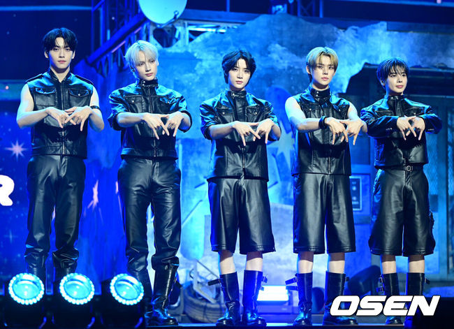 [OSEN=최규한 기자] 그룹 투모로우바이투게더(수빈, 연준, 범규, 태현, 휴닝카이)가 21일 오후 서울 회기동 경희대학교 평화의 전당에서 정규 4집 ‘별의 장: TOGETHER’ 발매 쇼케이스를 가졌다.타이틀곡 ‘Beautiful Strangers’는 트랩(Trap) 리듬의 힙합(Hip hop) 장르 곡으로 감미로운 멜로디와 폭발적인 반주가 대비를 이룬다. 투모로우바이투게더는 이 곡을 통해 네게 받은 힘으로 성장하는 ‘나’와 별나서 더 아름다운 ‘우리’의 이야기를 그린다.TXT 멤버들이 포토타임을 하고 있다. 2025.07.21 / dreamer@osen.co.kr