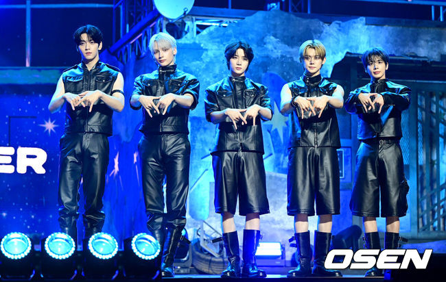[OSEN=최규한 기자] 그룹 투모로우바이투게더(수빈, 연준, 범규, 태현, 휴닝카이)가 21일 오후 서울 회기동 경희대학교 평화의 전당에서 정규 4집 ‘별의 장: TOGETHER’ 발매 쇼케이스를 가졌다.타이틀곡 ‘Beautiful Strangers’는 트랩(Trap) 리듬의 힙합(Hip hop) 장르 곡으로 감미로운 멜로디와 폭발적인 반주가 대비를 이룬다. 투모로우바이투게더는 이 곡을 통해 네게 받은 힘으로 성장하는 ‘나’와 별나서 더 아름다운 ‘우리’의 이야기를 그린다.TXT 멤버들이 포토타임을 하고 있다.2025.07.21 / dreamer@osen.co.kr