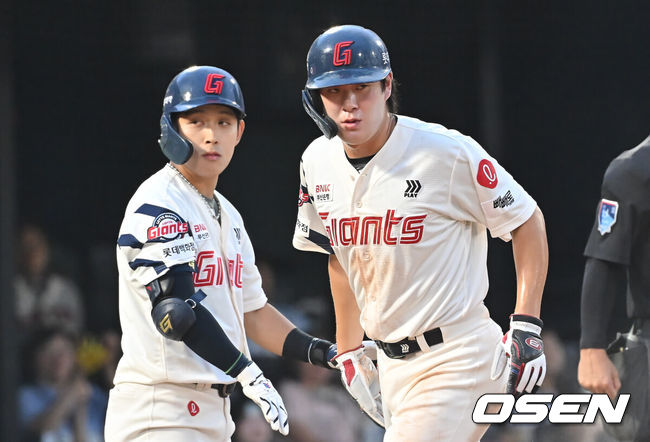 [OSEN=부산, 이석우 기자] 9일 부산 사직야구장에서 2025 신한 SOL 뱅크 KBO 리그 롯데 자이언츠와 두산 베어스의 경기가 열렸다. 홈팀 롯데는 이민석이, 방문팀 두산은 곽빈이 선발 출전했다.롯데 자이언츠 나승엽이 2회말 무사 만루 전민재의 좌익수 희생플라이볼때 득점을 올리고 하이파이브를 하고 있다. 2025.07.09 / foto0307@osen.co.kr