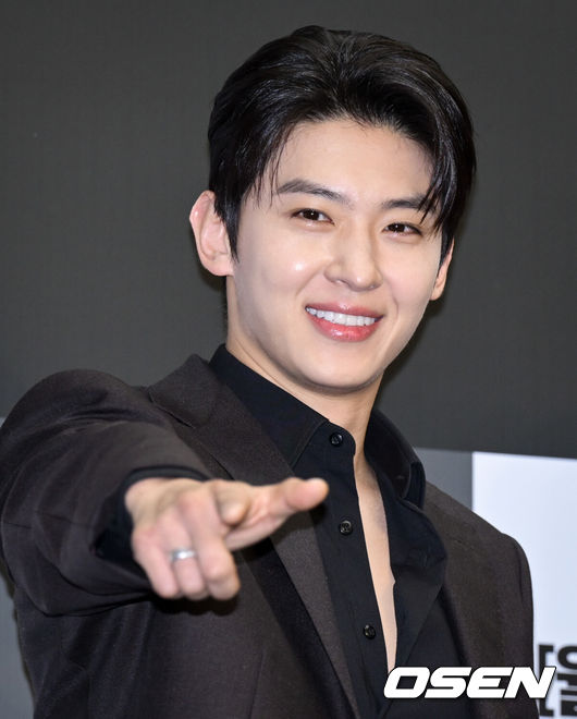 [OSEN=조은정 기자]ENA 새 월화드라마 ‘아이쇼핑’ 제작발표회가 21일 서울 마포구 상암 스탠드포드 호텔에서 열렸다.‘아이쇼핑’은 양부모에게 버려진 후, 죽음의 문턱에서 가까스로 살아남은 아이들의 처절한 생존과 복수를 그린 액션 스릴러다. ‘아이를 사고파는 불법 입양 시장’과 ‘마음에 들지 않으면 환불 가능한 아이들’이라는 파격적인 설정, 그리고 염정아부터 첫 드라마에 도전하는 김진영까지 세대를 아우르는 연기 시너지가 더해졌다.배우 김진영(덱스)이 포즈를 취하고 있다. 2025.07.21 /cej@osen.co.kr