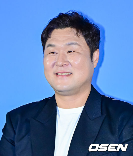 [OSEN=지형준 기자] 30일 오전 서울 용산구 한강로동 CGV 용산아이파크몰에서 영화 ‘좀비딸’ 제작보고회가 열렸다.‘좀비딸’은 이 세상 마지막 남은 좀비가 된 딸을 지키기 위해 극비 훈련에 돌입한 딸바보 아빠의 코믹 드라마.배우 윤경호가 간담회를 하고 있다. 2025.06.30 /jpnews@osen.co.kr