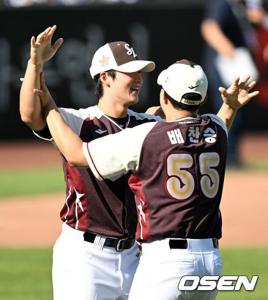 [OSEN=대전, 이대선 기자] 12일 오후 대전 한화생명볼파크에서 2025 신한 SOL뱅크 KBO 올스타전이 열렸다.13년 만에 대전에서 열리는 KBO 올스타전은 드림 올스타와 나눔올스타 대표로 나선 총 30명의 선수가 치열한 승부를 펼친다.썸머레이스에 참가한 삼성 이호성과 배찬승이 우승에 기뻐하고 있다. 2025.07.12 / sunday@osen.co.kr