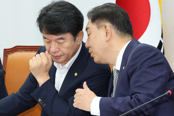 더불어민주당 김병기 당대표 직무대행 겸 원내대표가 지난 17일 서울 여의도 국회에서 열린 정책조정회의에서 문진석 원내수석부대표와 대화하고 있다. 연합뉴스