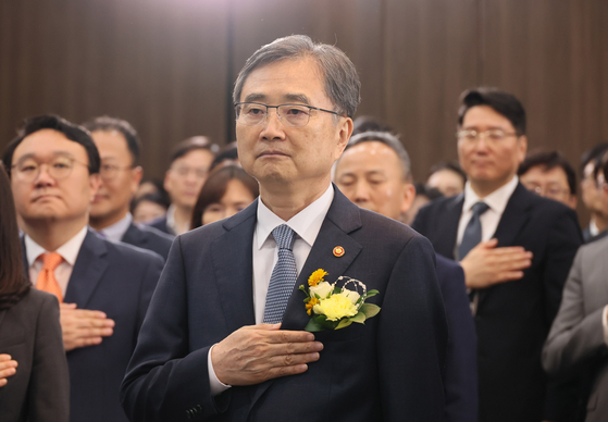 조현 외교부 장관이 21일 서울 종로구 외교부 서희홀에서 열린 취임식에서 국기에 경례하고 있다. [뉴스1]