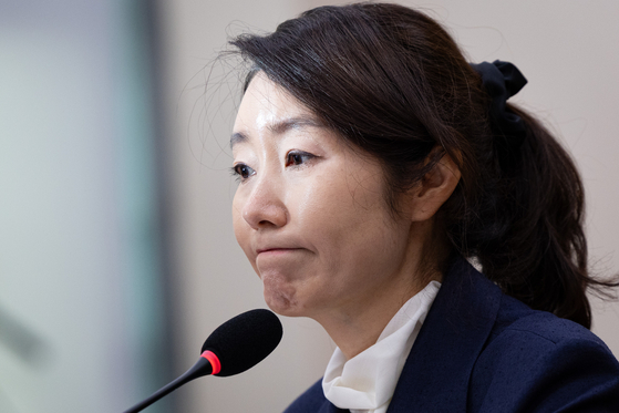 강선우 여성가족부 장관 후보자가 14일 서울 여의도 국회에서 열린 인사청문회에 출석해 의원 질의를 경청하고 굳은 표정을 짓고 있다. 뉴스1