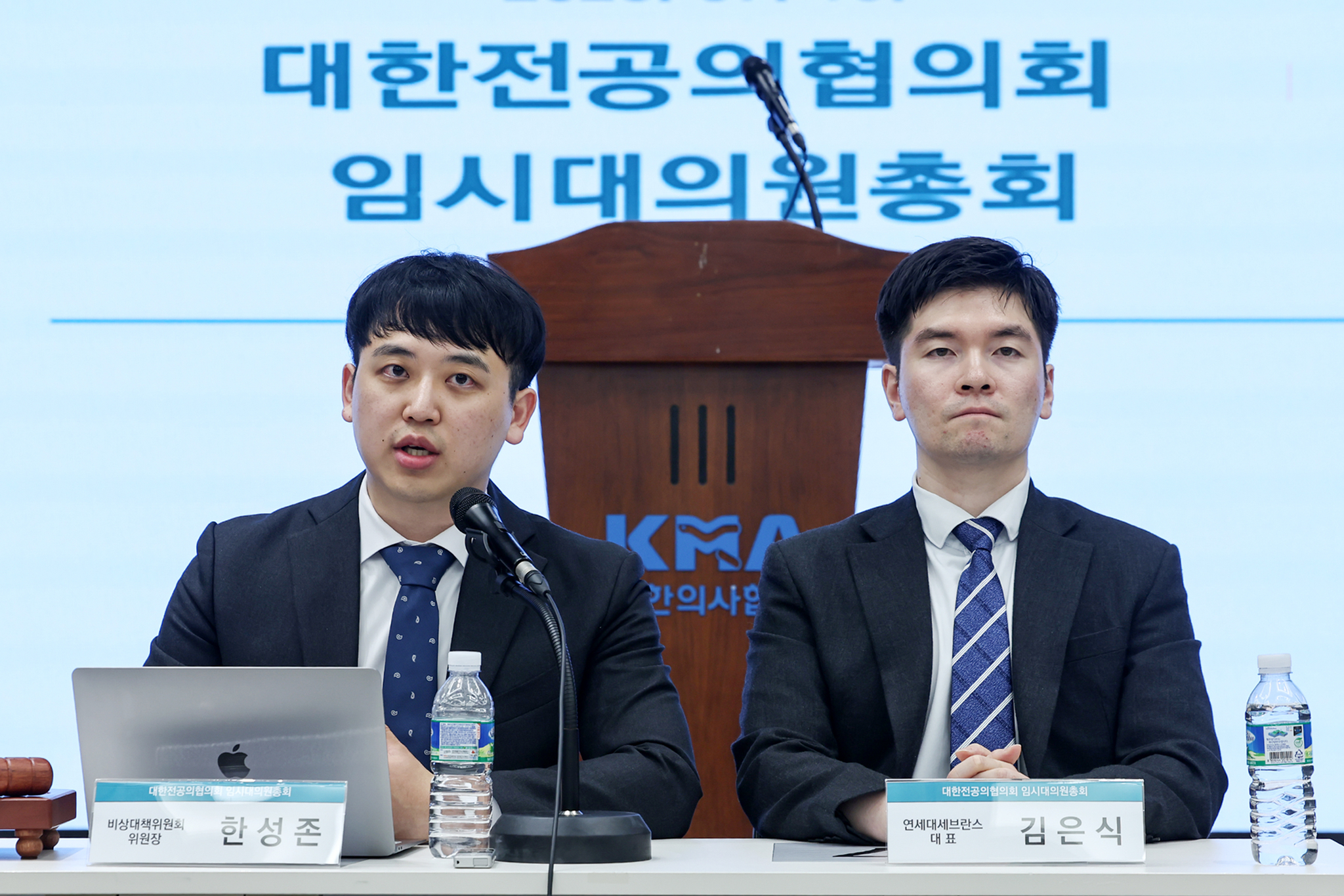 한성존 대한전공의협의회 비상대책위원장(왼쪽)이 19일 서울 용산구 의협회관에서 열린 '대한전공의협의회 임시대의원총회'에서 인사말을 하고 있다. 한 비대위원장 오른쪽은 김은식 세브란스병원 전공의 대표. 뉴스1