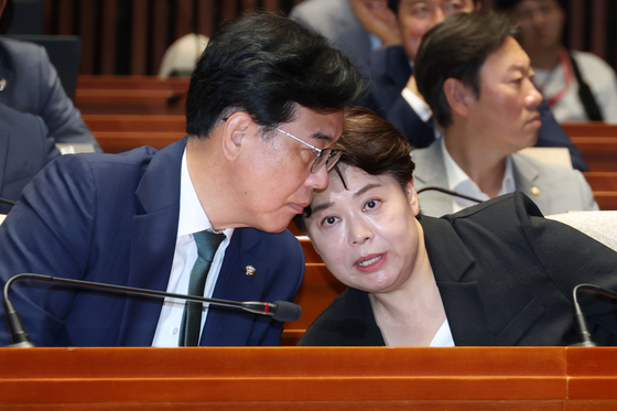 송언석 국민의힘 비상대책위원장 겸 원내대표와 윤희숙 혁신위원장이 9일 오후 서울 여의도 국회에서 열린 의원총회에서 대화하고 있다. 뉴스1