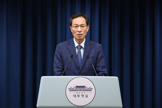 우상호 대통령실 정무수석이 20일 서울 용산 대통령실 청사에서 이재명 대통령의 이진숙 교육부장관 후보자의 지명 철회를 밝히고 있다. 대통령실사진기자단